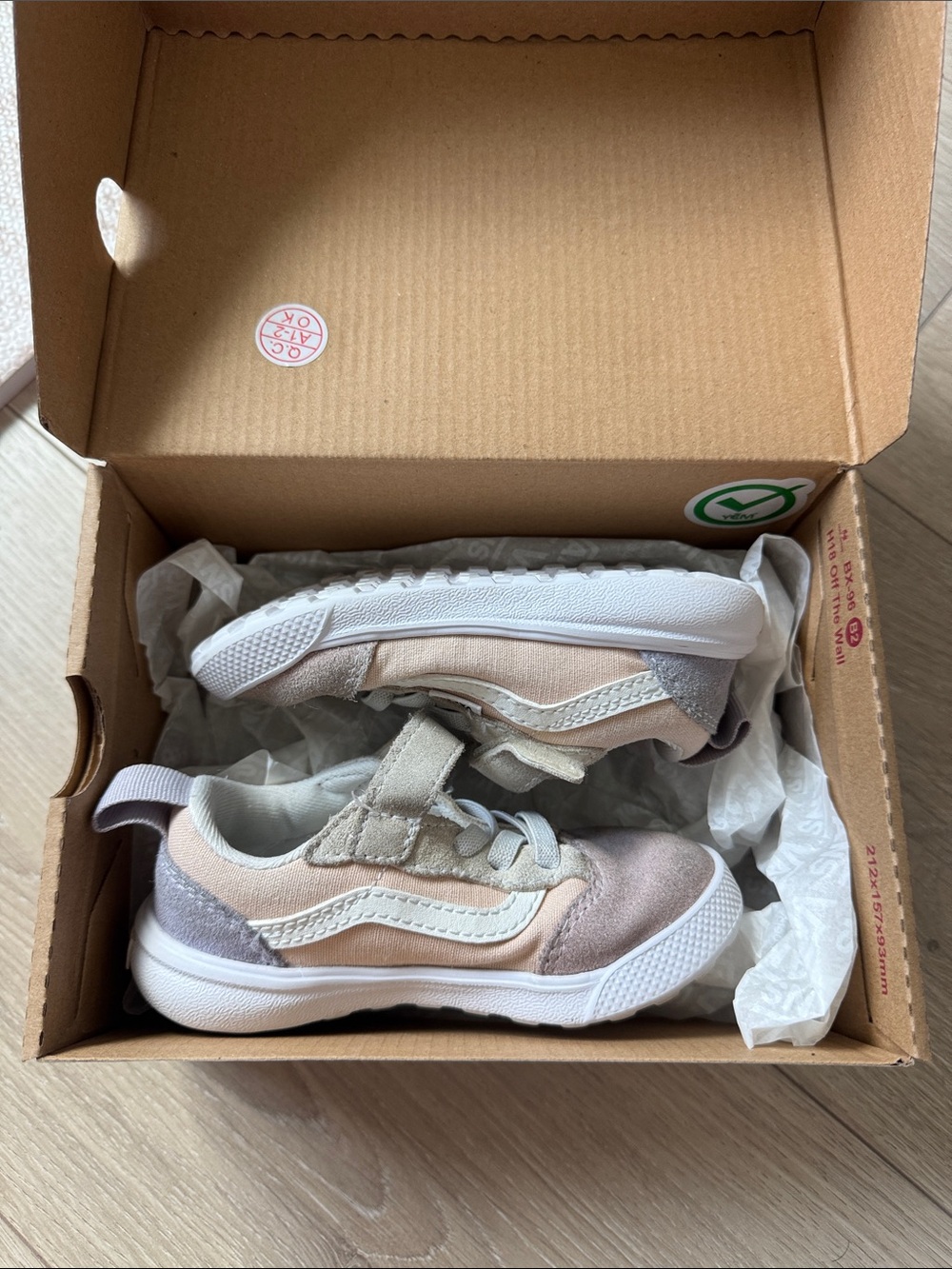 Vans Kids Low-Top Sneakers in Beige, Light Gray and White